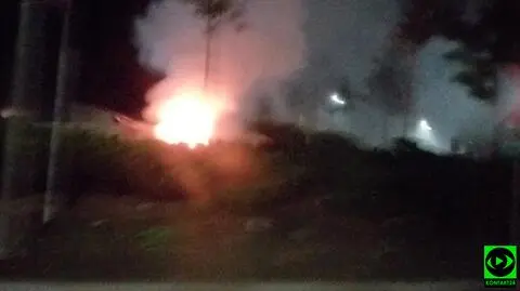 Na rondzie auto stanęło w płomieniach