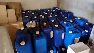 Mundurowi ustalają, skąd pochodził zabezpieczony alkohol