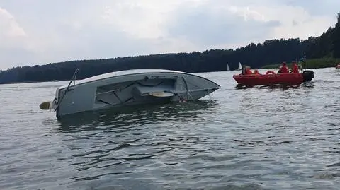Żaglówka przewróciła się na jeziorze. Dwoje dzieci wpadło do wody, jedno zaplątało się w liny