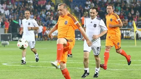 Trudna piłkarska miłość Recepa Tayyipa Erdoğana. Piłkarze go wspierają, kibice nienawidzą