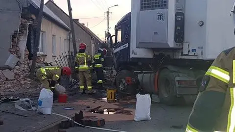 Ciężarówka wypadła z drogi i uderzyła w dom. Kierowca ukarany mandatem