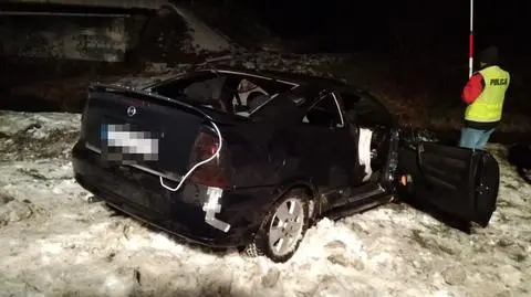 Samochód z trzema 18-latkami wpadł do rzeki. Jeden z pasażerów jest w ciężkim stanie