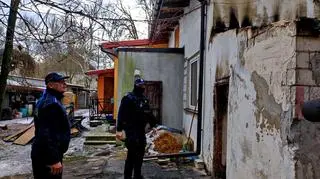 Policjanci ostrzegli mieszkańców i zaczęli gasić pożar