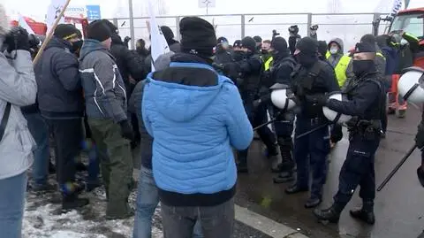 Protest rolników skończył się szarpaniną z policją. "Jak to, traktor chcą nam zabrać?"
