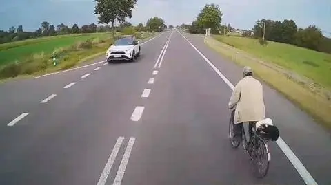 Wjechał rowerem na drogę tuż przed ciężarówkę, doszło do zderzenia. Nagranie