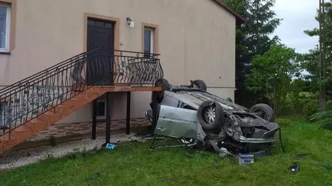 Kobieta dachowała i uderzyła w budynek