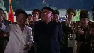 Kim Dzong Un w otoczeniu urzędników 