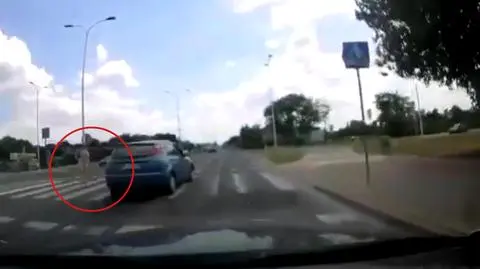 W ostatniej chwili ominął kobietę wchodzącą na pasy. Za nim jechał policjant