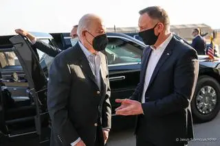 Joe Biden i Andrzej Duda na podrzeszowskim lotnisku Jasionka