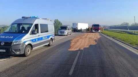 Na drogę wylała się substancja ropopochodna