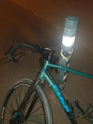 Złamał ramę, uderzając w słupek na drodze rowerowej