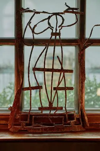 Metalowy fragment z okna w oświęcimskiej mykwie