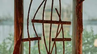 Metalowy fragment z okna w oświęcimskiej mykwie