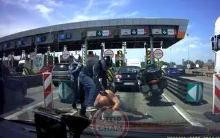 Przed bramkami poboru opłat na A4 doszło do bójki między kierowcą, a motocyklistą