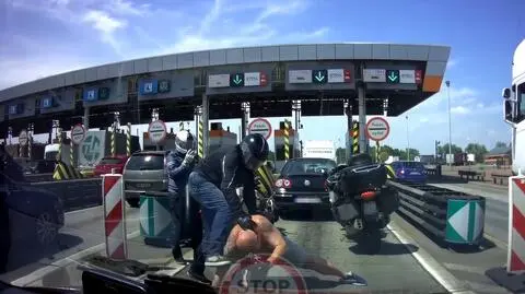 Przed bramkami poboru opłat na A4 doszło do bójki między kierowcą, a motocyklistą