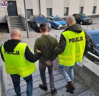 Sprawcy usłyszeli zarzut wymuszenia rozbójniczego, za co grozi do 10 lat więzienia