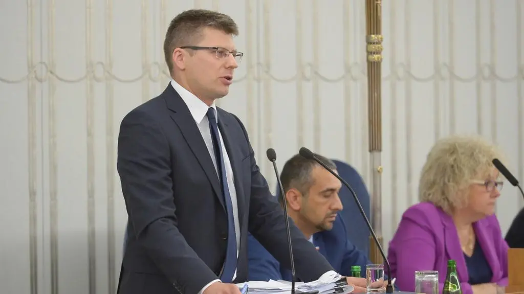 Warchoł: nie ma sprzeczności w artykułach 12 i 18
