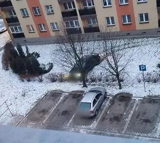 Ślady na śniegu wskazały tor jazdy auta