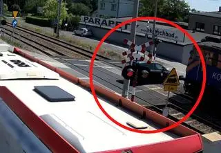 Wjechał tuż pod pociąg 