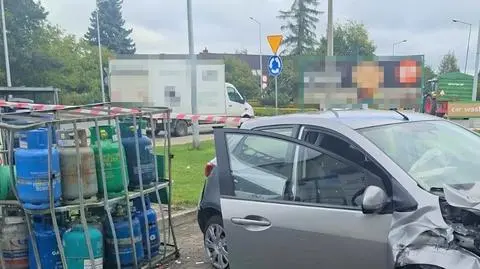 Wjechał w stojak z butlami i paczkomat