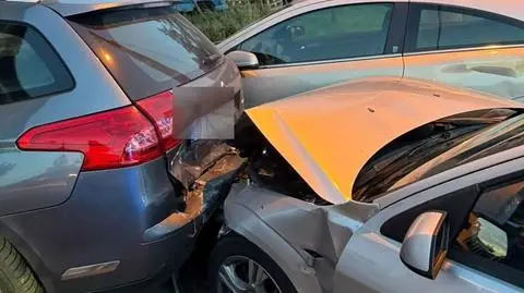 Wjechał w zaparkowane auta