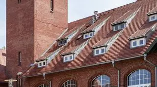 W środku ulokowano 5 laboratoriów