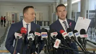 Krzysztof Brejza i Adam Szłapka na konferencji w Sejmie