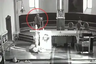 Wyniósł Ewangeliarz, Pismo Święte, posrebrzany krzyż lektorski oraz szatę liturgiczną z kościoła 
