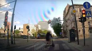 Kierujący hulajnogą przejeżdżał między innym na czerwonym świetle 