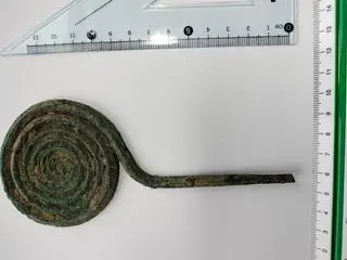 Masywna szpila o długości 15,5 cm wykonana z drutu brązowego z dużą tarczką 