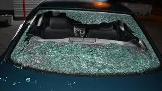19-latek uszkodził kilka samochodów 