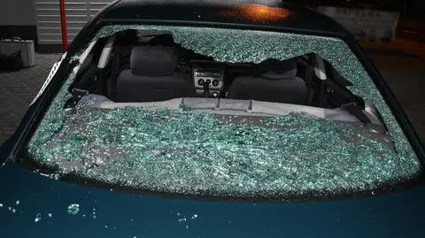 19-latek uszkodził kilka samochodów 