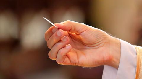 Komunia do ust podczas epidemii bezpieczniejsza niż komunia na rękę? Naukowych dowodów nie ma