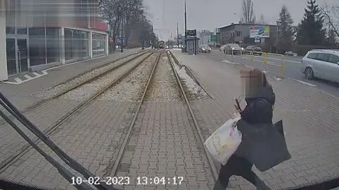 Kobieta weszła pod nadjeżdżający tramwaj 