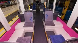 W tramwaju zmieści się 235 pasażerów, w tym 60 na miejscach siedzących