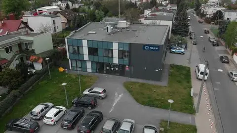Kacper pojawił się przed drzwiami komisariatu w piżamie i klapkach