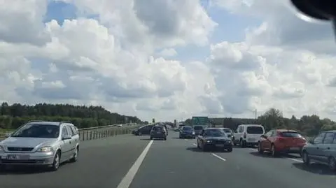 Wypadek na S3. Kierowcy nie chcą czekać w korku, zawracają i jadą pod prąd korytarzem życia