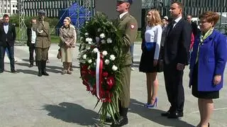 Andrzej Duda w towarzystwie córki czci Narodowy Dzień Zwycięstwa