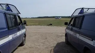 Policjanci zabezpieczali teren dookoła lotniska
