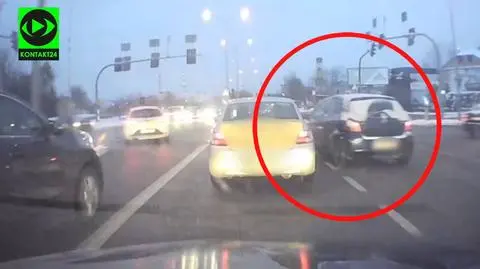 Zjechała ze swojego pasa i zepchnęła taksówkę. Nagranie