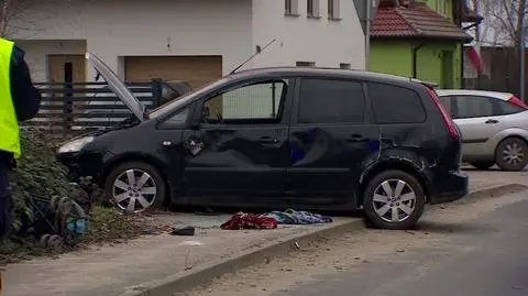 Auto przewróciło się na bok, przygniotło babcię i jej dwoje wnucząt. Kobieta i chłopczyk są w ciężkim stanie 