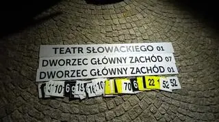 Straż miejska: nastolatkowie zdejmowali z wiat nazwy przystanków i numery linii