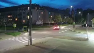Auto wjechało na skrzyżowanie z dużą prędkością. Na przejściu była piesza 