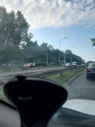 Autobus wjechał na tory tramwajowe