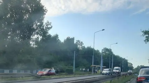 Autobus uderzył w słup i wjechał na tory tramwajowe. Ranny kierowca i pasażerowie