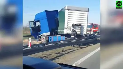 Ciężarówka uderzyła w barierki i zablokowała nitkę A4