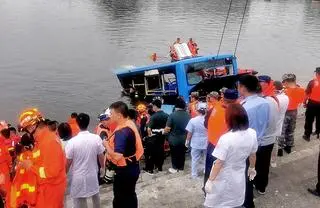Autobus miejski wpadł do jeziora w chińskim mieście Anshun