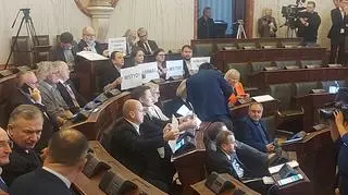 Radni w sejmiku śląskim mieli ze sobą kartki z napisem "wstyd" lub "hańba"