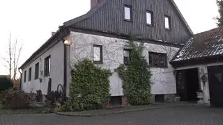 Po willi w Karczowiskach Górnych ekipę TVN24 oprowadzał prezes Fundacji Dumni z Elbląga