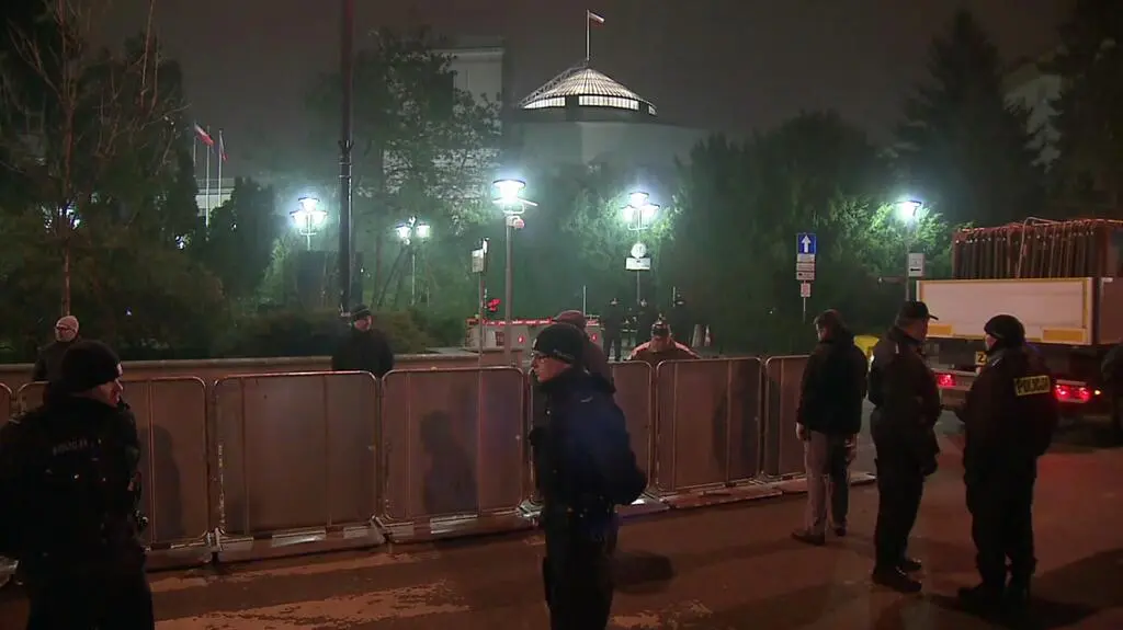 Służby rozstawiają ogrodzenie